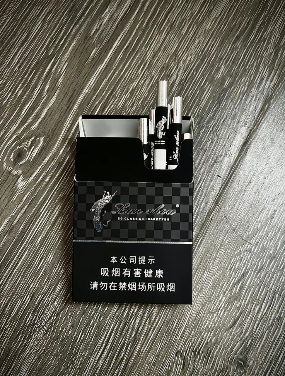 中支黑兰州,香烟中的lv 外观的飞天,皇冠与像是国际象棋的黑色网格