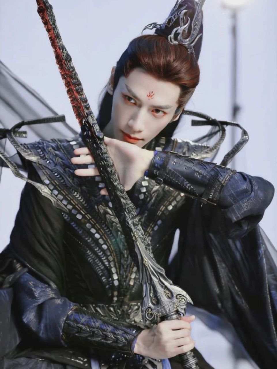 直到后来那一日,所有人永生难忘,他一面哀求,一面血泪如