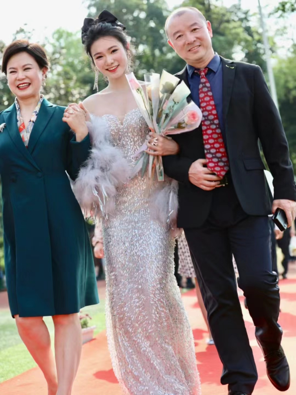 成人礼家长着装图片 9898989898 夏天的炙热比不过青春,所