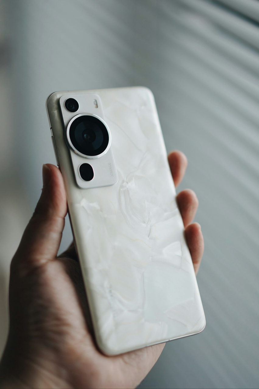 华为p60pro洛可可白越来越爱.