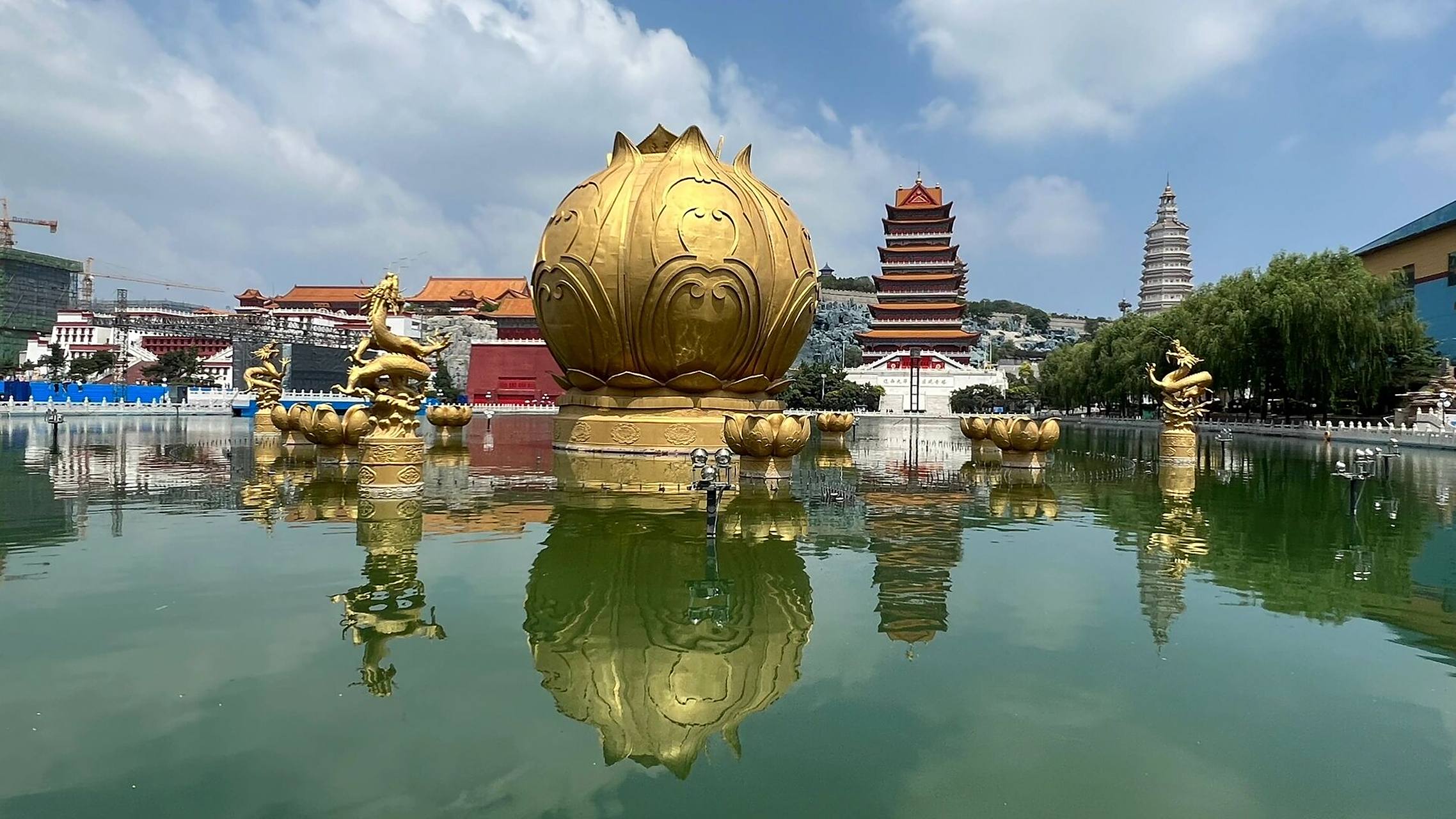 辽宁锦州凌海 辽西九华山 说是九华山,但严格说算是座小丘吧.