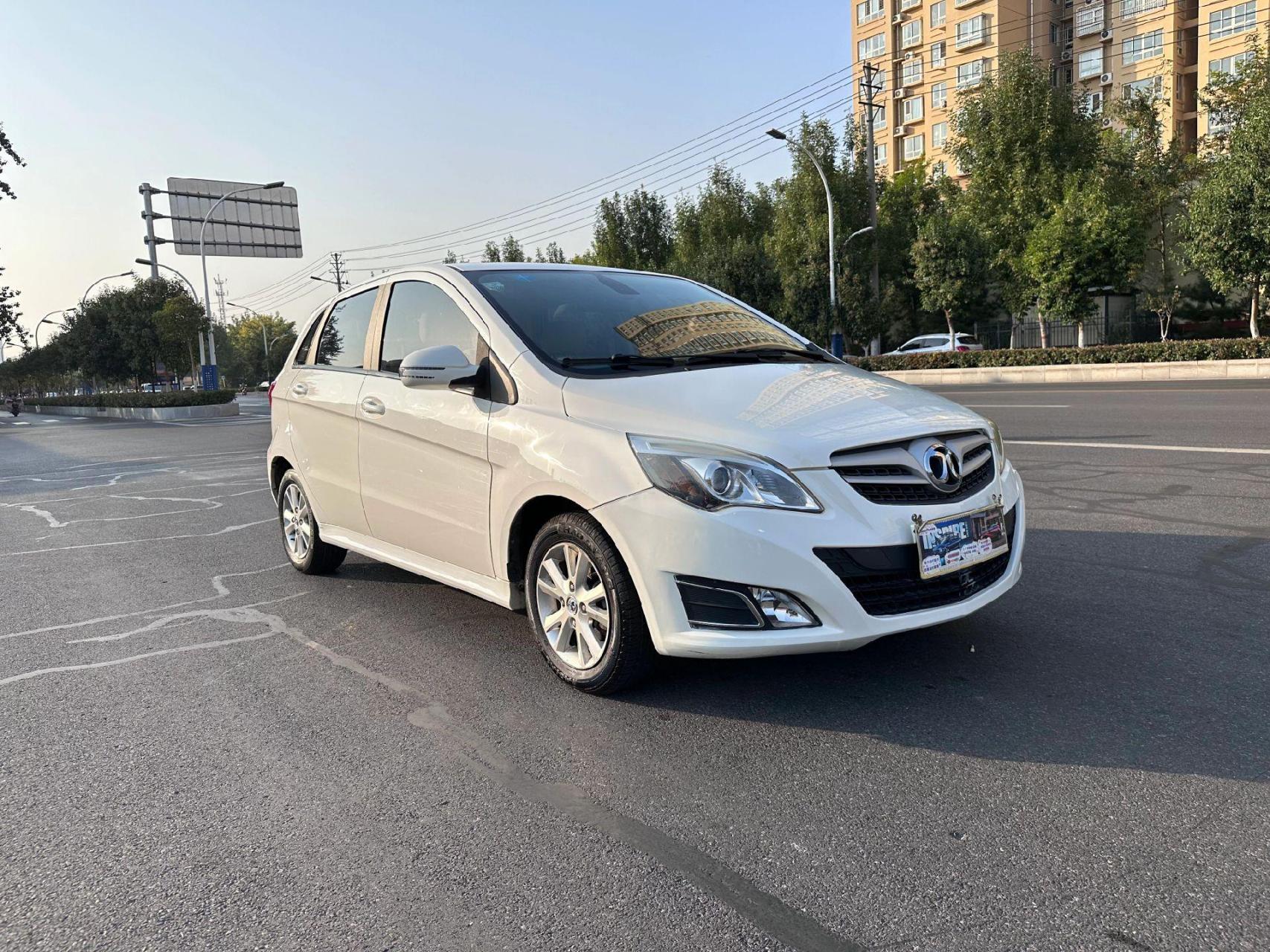 16年北汽e150,两厢小车,有空调有暖风,整车原版,保险审车到明年月,4条