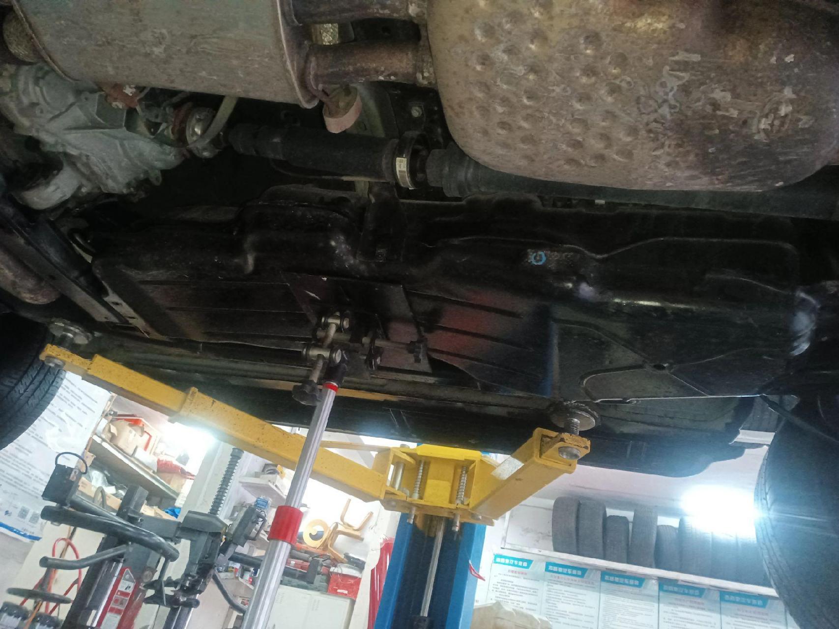 路虎发现4 更换汽油泵泵和汽油滤芯