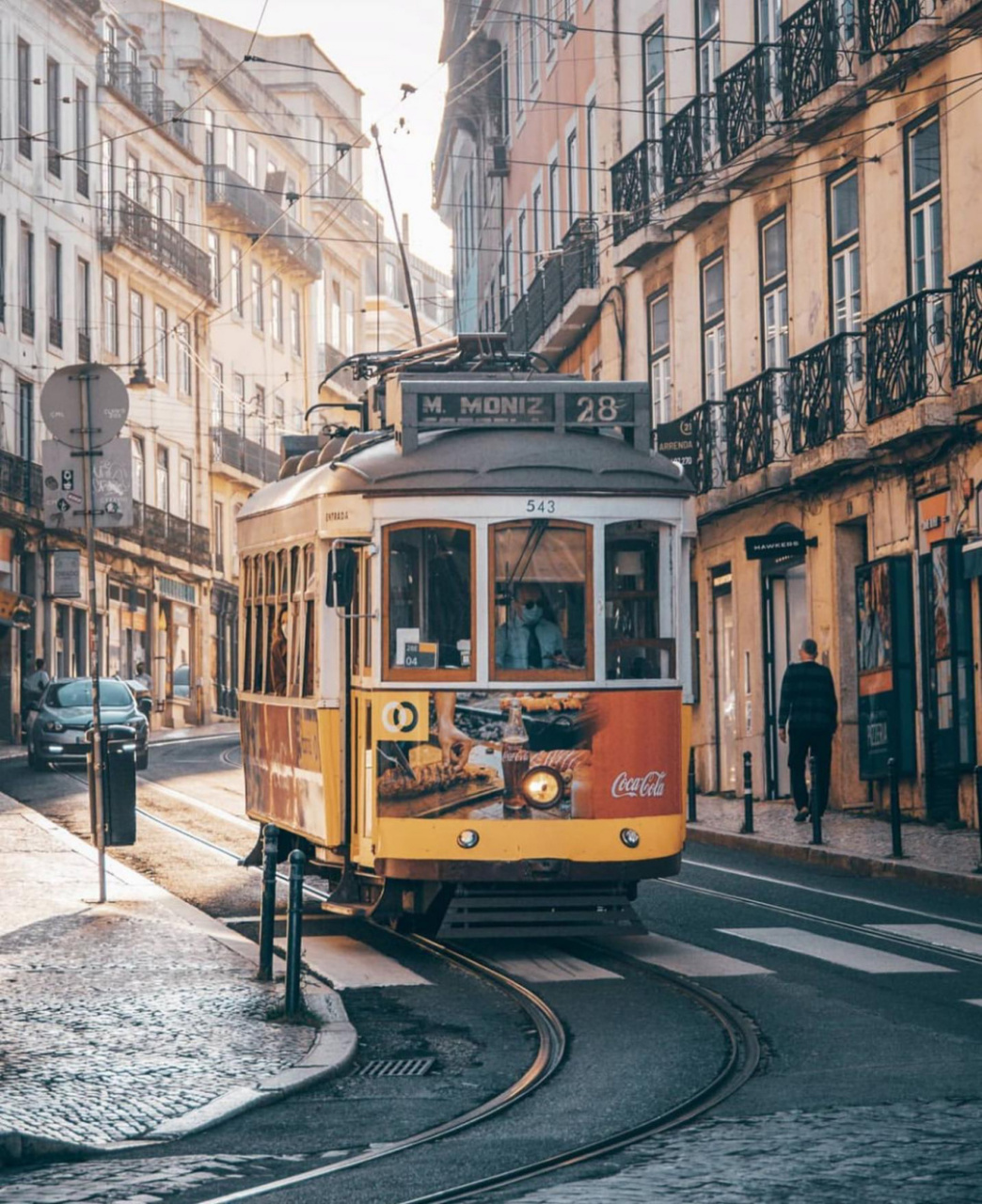 28路电车穿梭在街道,山坡,教堂前的模样,是葡萄牙9195里斯本zui