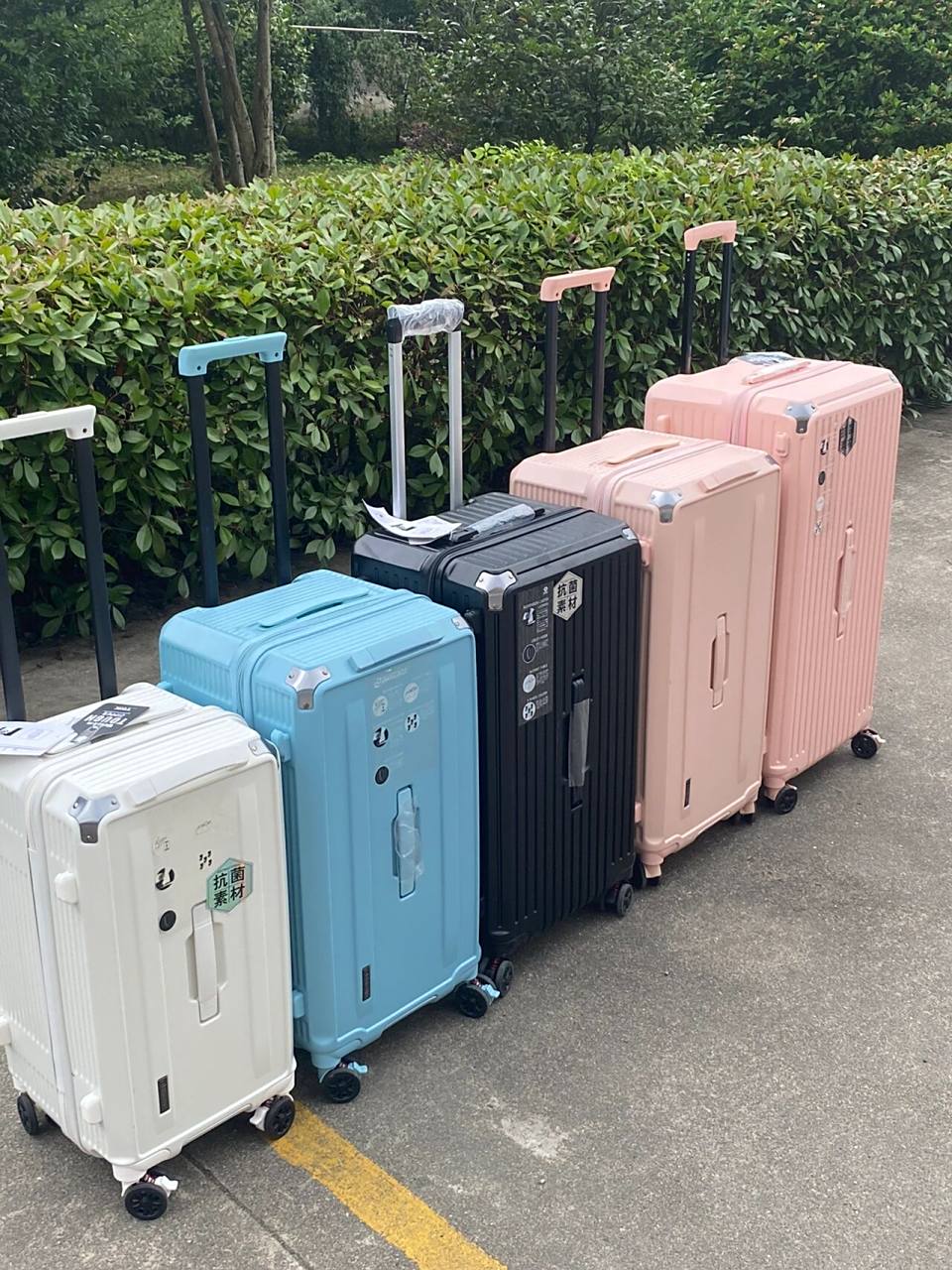 56615个的大容量行李箱07的尺寸对比 从左到右是24寸,26寸,28寸