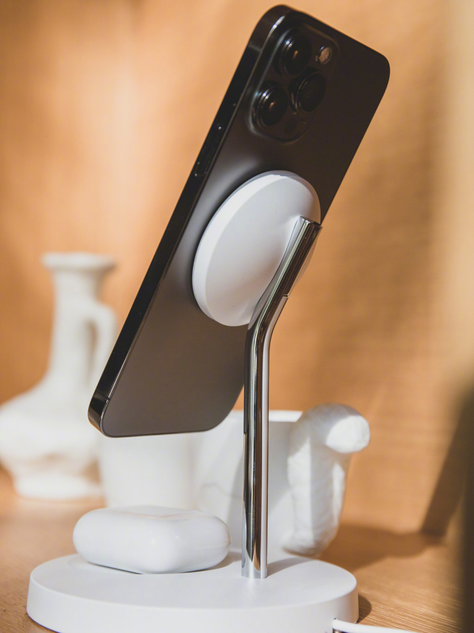 belkin boost↑charge pro 二合一无线充电器底座,该产品可以同时为