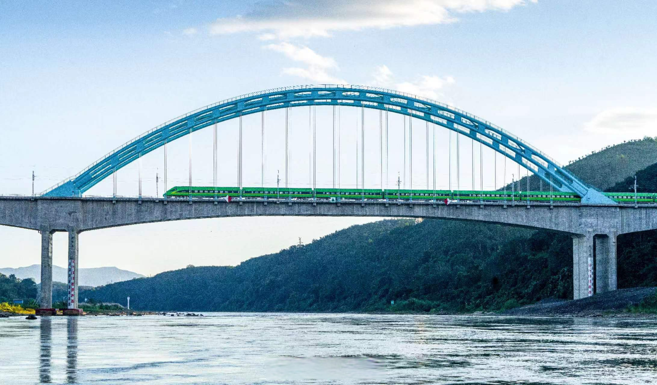【橄榄坝澜沧江特大桥】中老铁路一共架设桥梁301座,不少桥梁除了承载