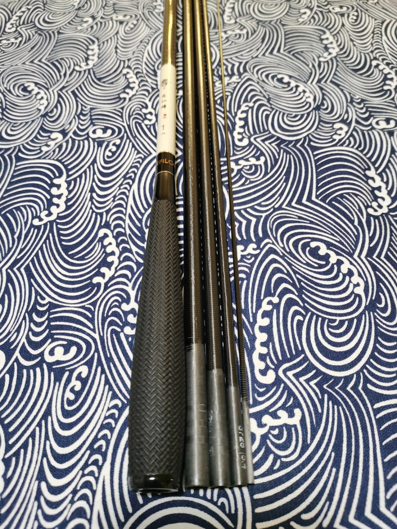 个人认为至先锋是宝飞龙鲫鱼竿中最漂亮,做工最好的一款,也是唯一有5.