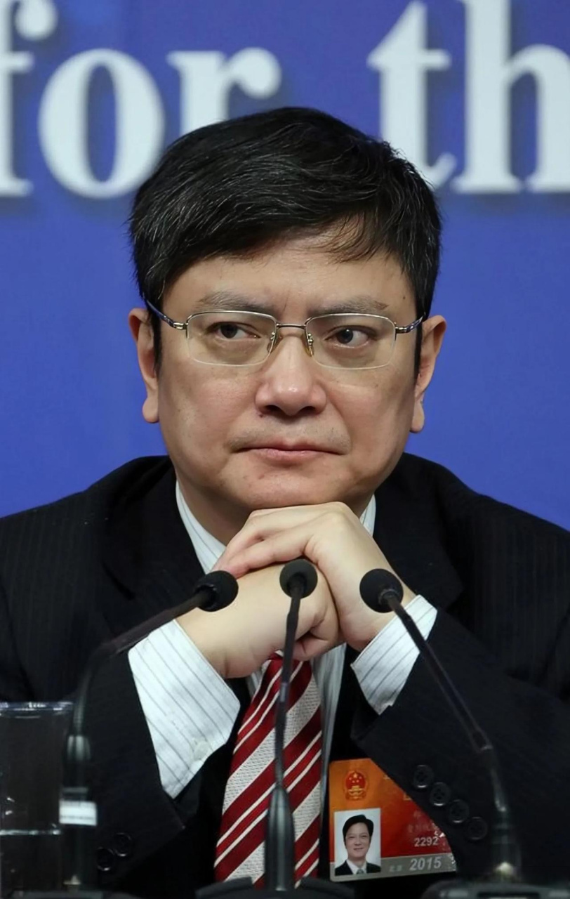 青岛大学演讲时,一位领导背着手,在会场后面走来走去,他环视全场