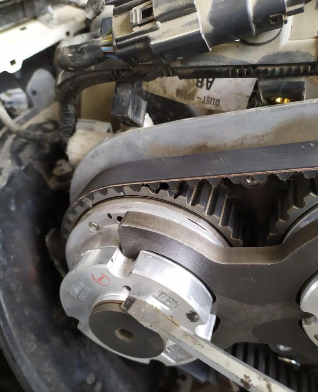 福特翼虎更换正时需要注意凸轮轴两个园眼对12点方向,曲轴工具拧到底