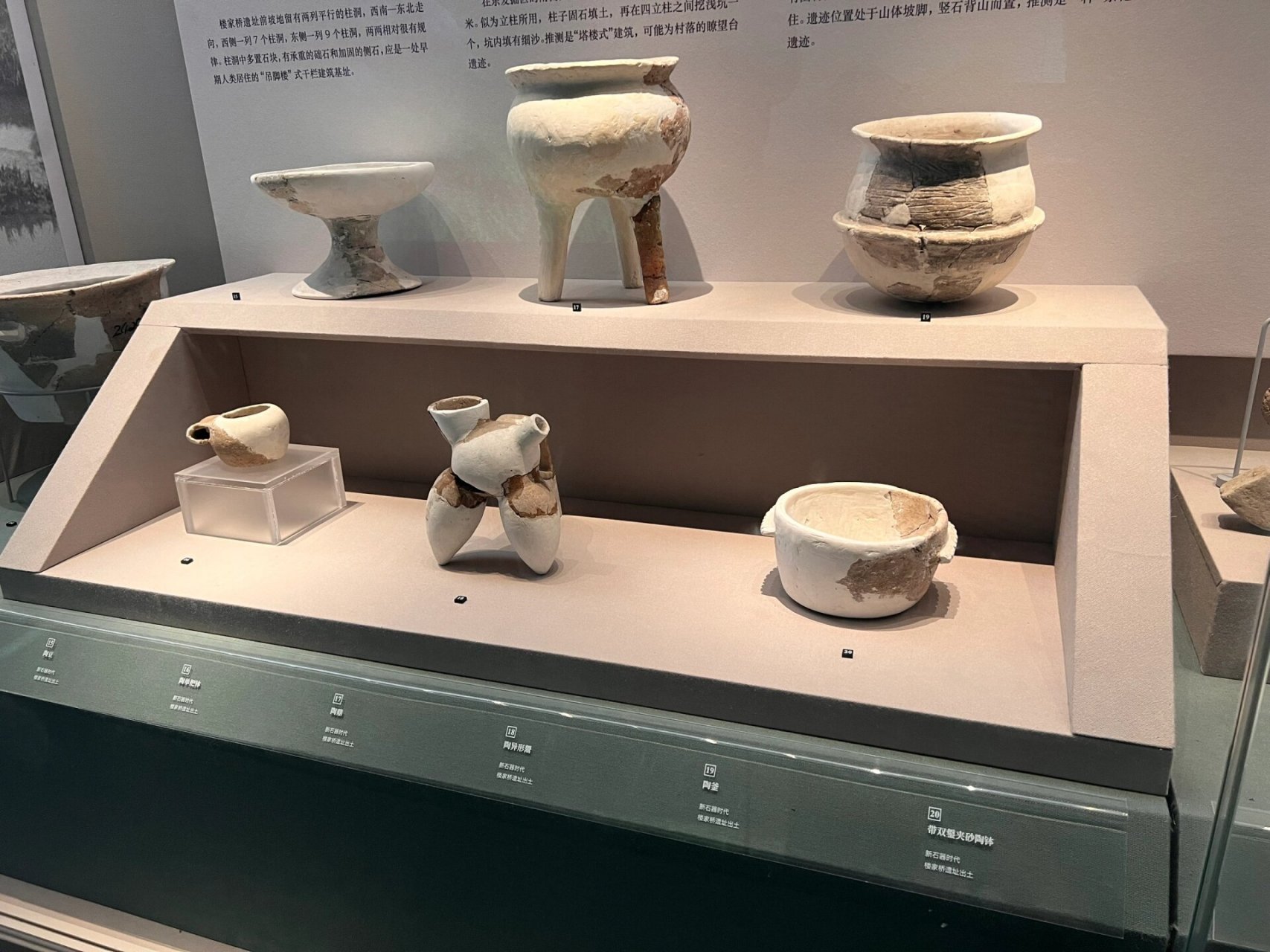 诸暨城市广场,诸暨博物馆边走边看 周边植被茂密,空气清新,漫步落叶林