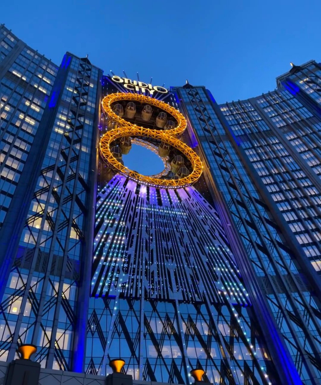 9890澳门旅行|新濠影汇8字摩天轮 91全球较高独一无二的8字