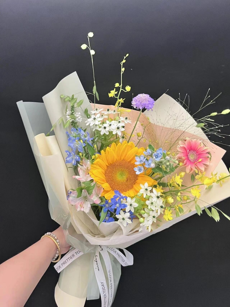 北京花店|接机小花束 是送闺蜜的接机小花束 要求是要清新,凉爽 花材