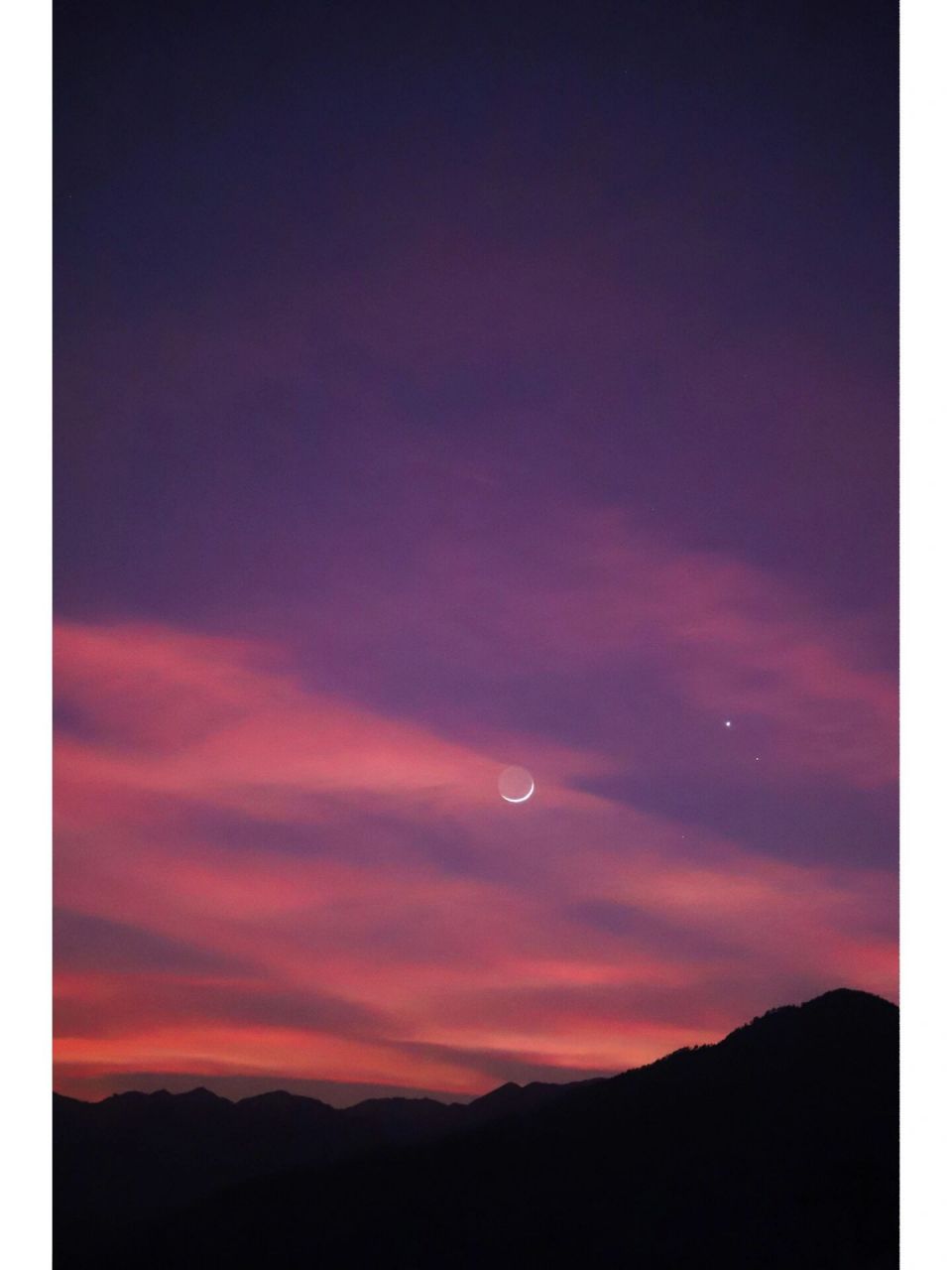 金星伴月9378 没有高楼大厦的地方 星月当空,山峦连绵不绝