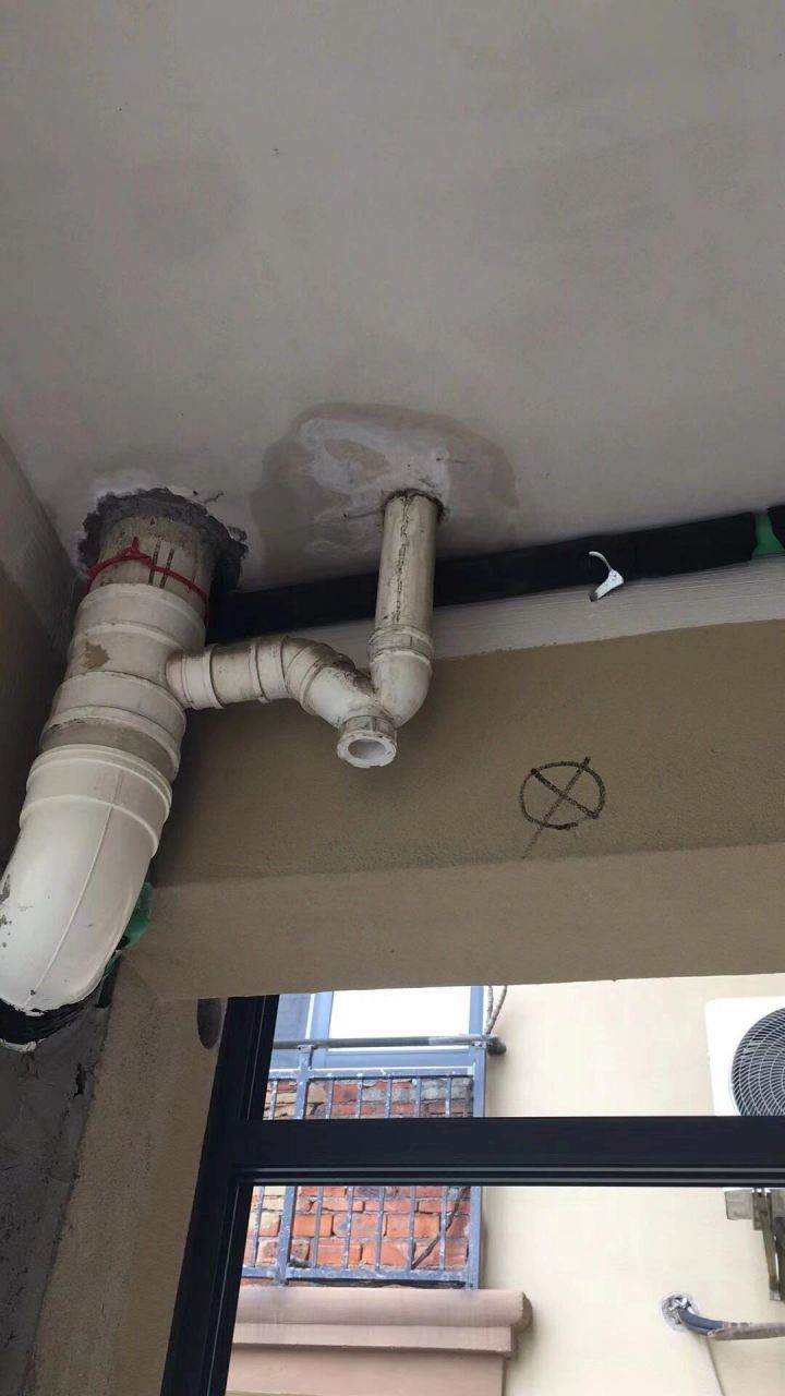 空调外机位漏水到楼下,应该怎么办 图一:是我家阳台的空调外机位,红色