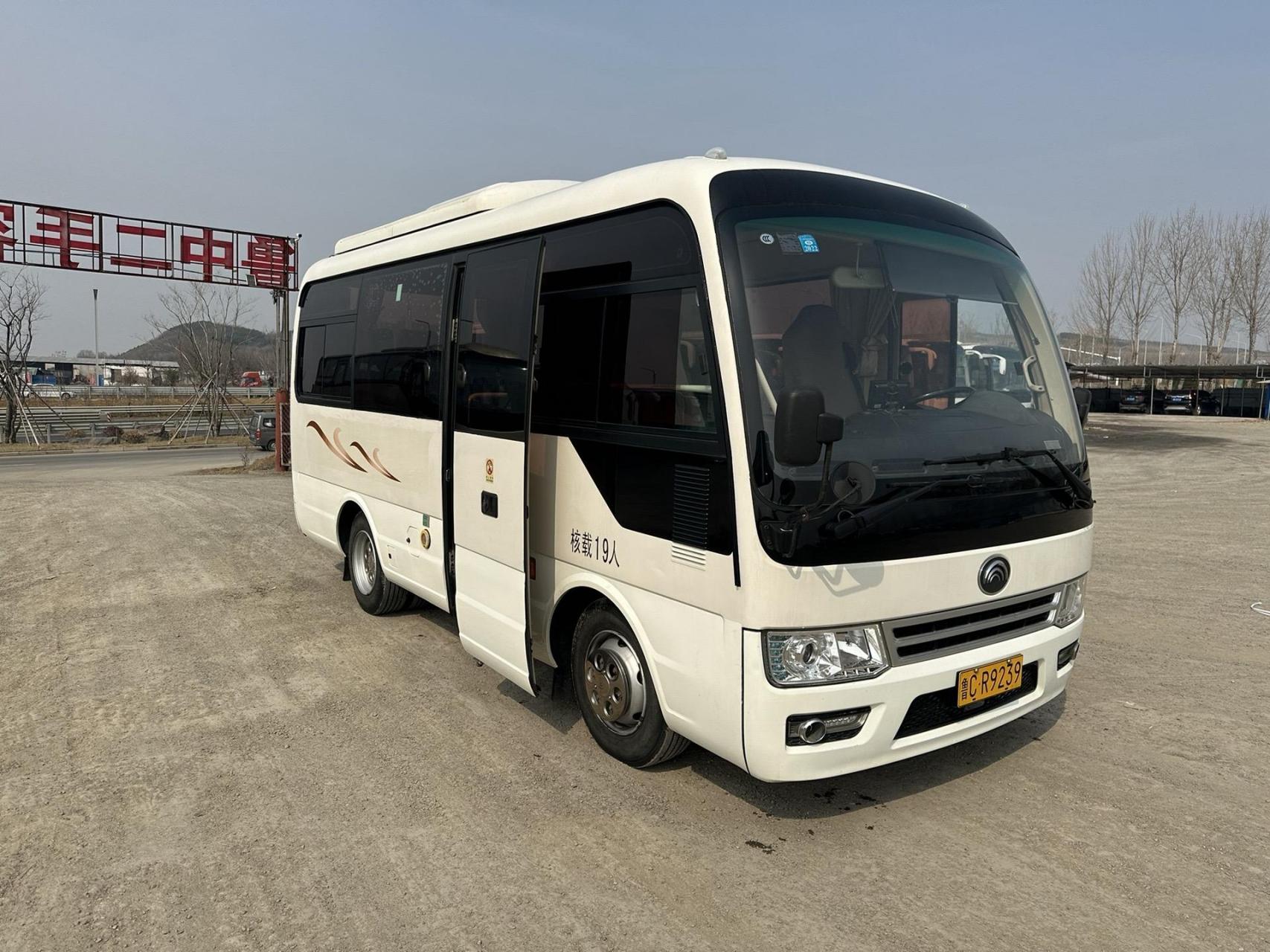 2017年宇通zk6609d6,中型19座非营运,玉柴国五排放,下沉式后背箱,外观