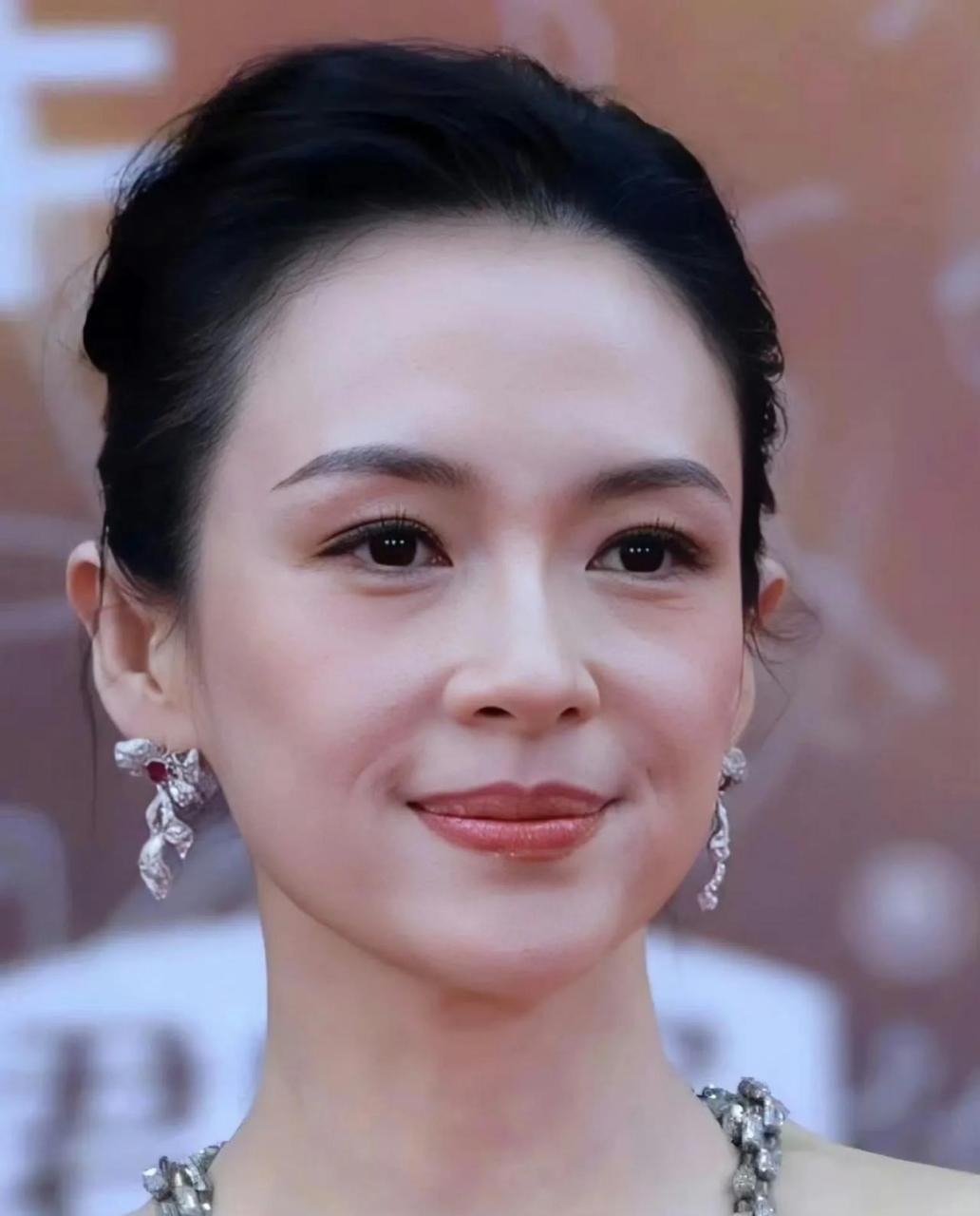 章子怡不愧是电影脸, 骨相绝了 不但没有眼袋泪沟,法令纹 而且在一众