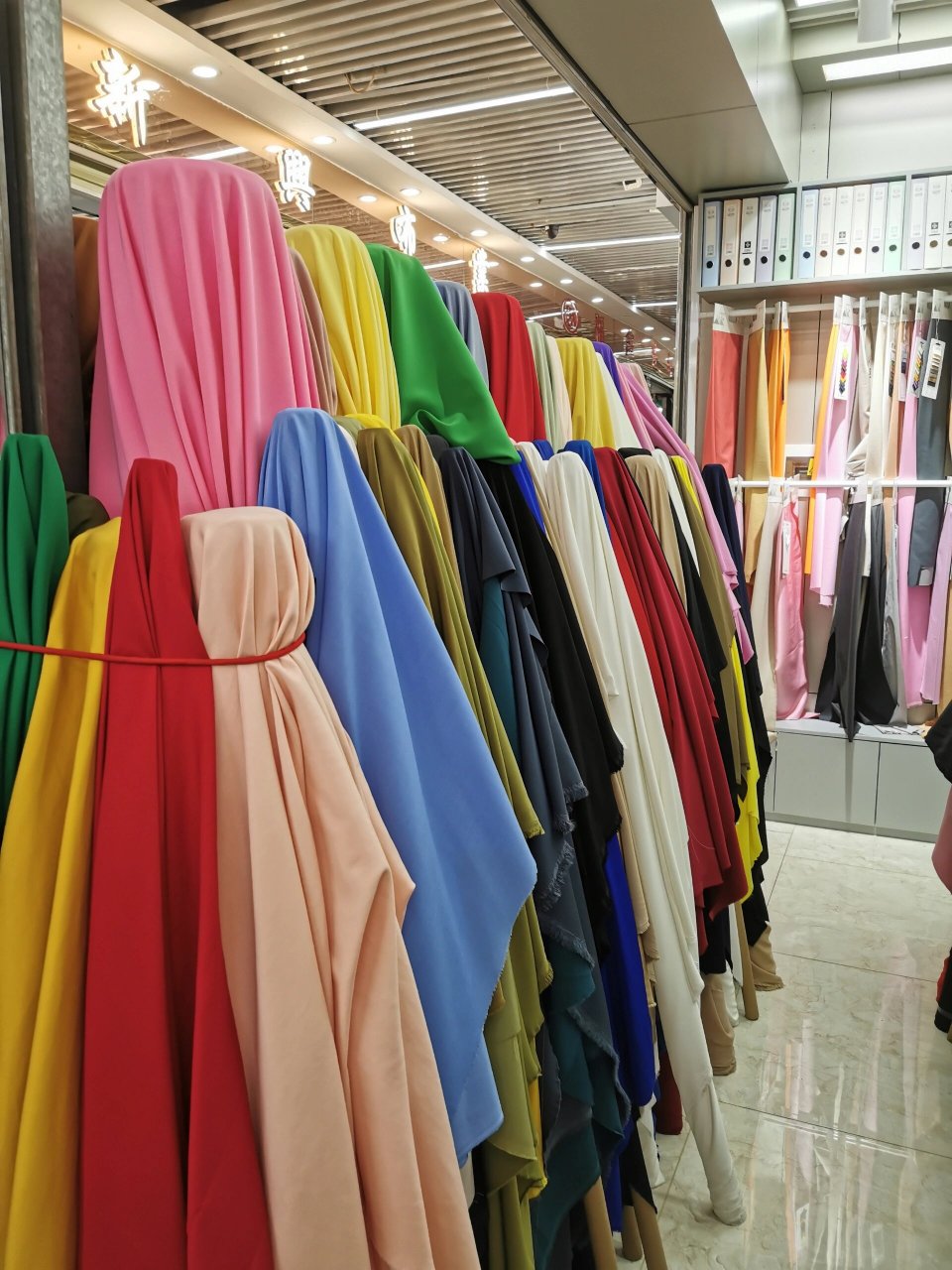 华晖布料批发市场就在晒布地铁口旁,晒布这地铁站一听就是产布料的