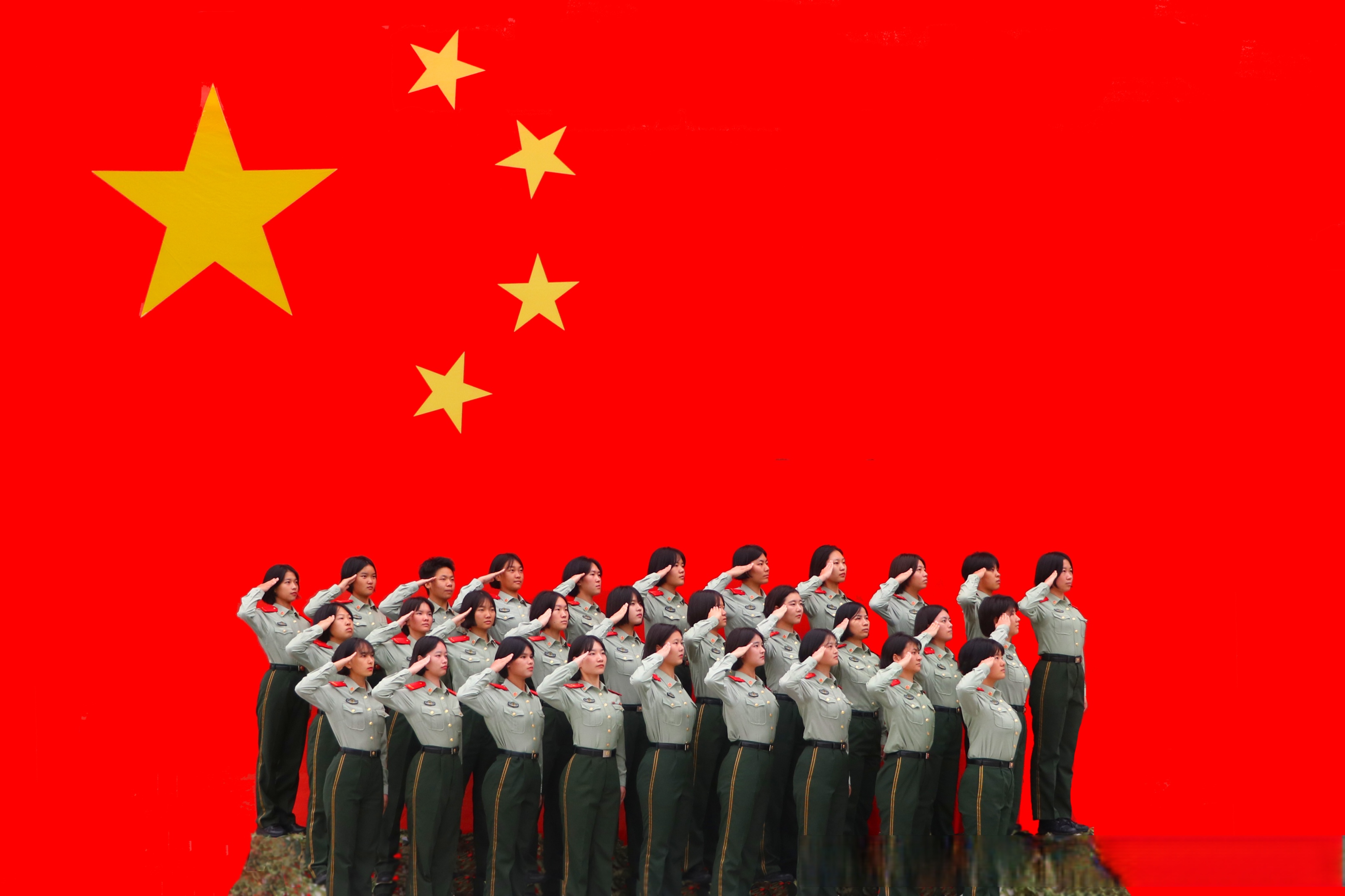 武警北京总队官兵与国旗同框合影,官兵们面带自豪的笑容,簇拥在国旗旁