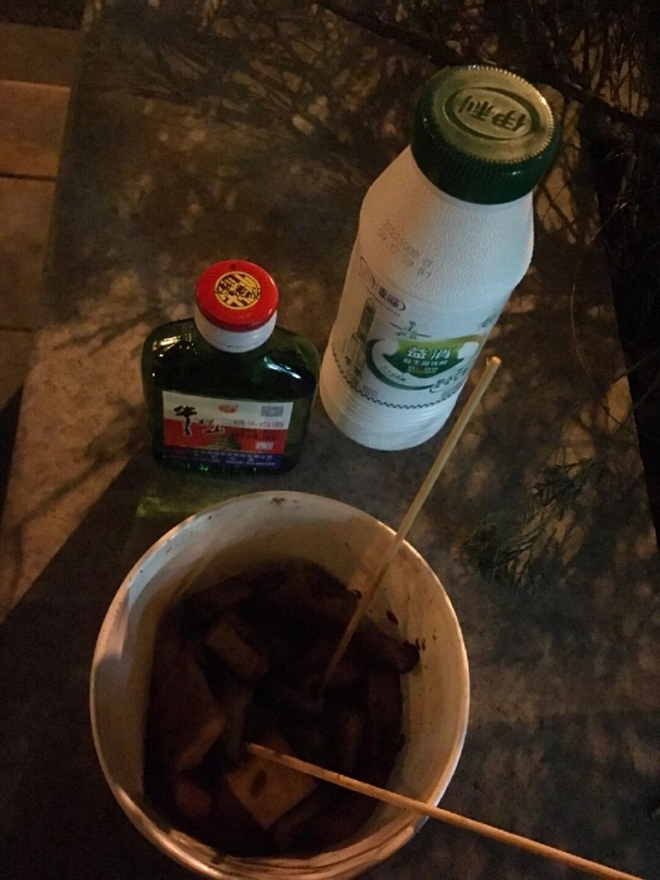 深夜路边喝酒图片