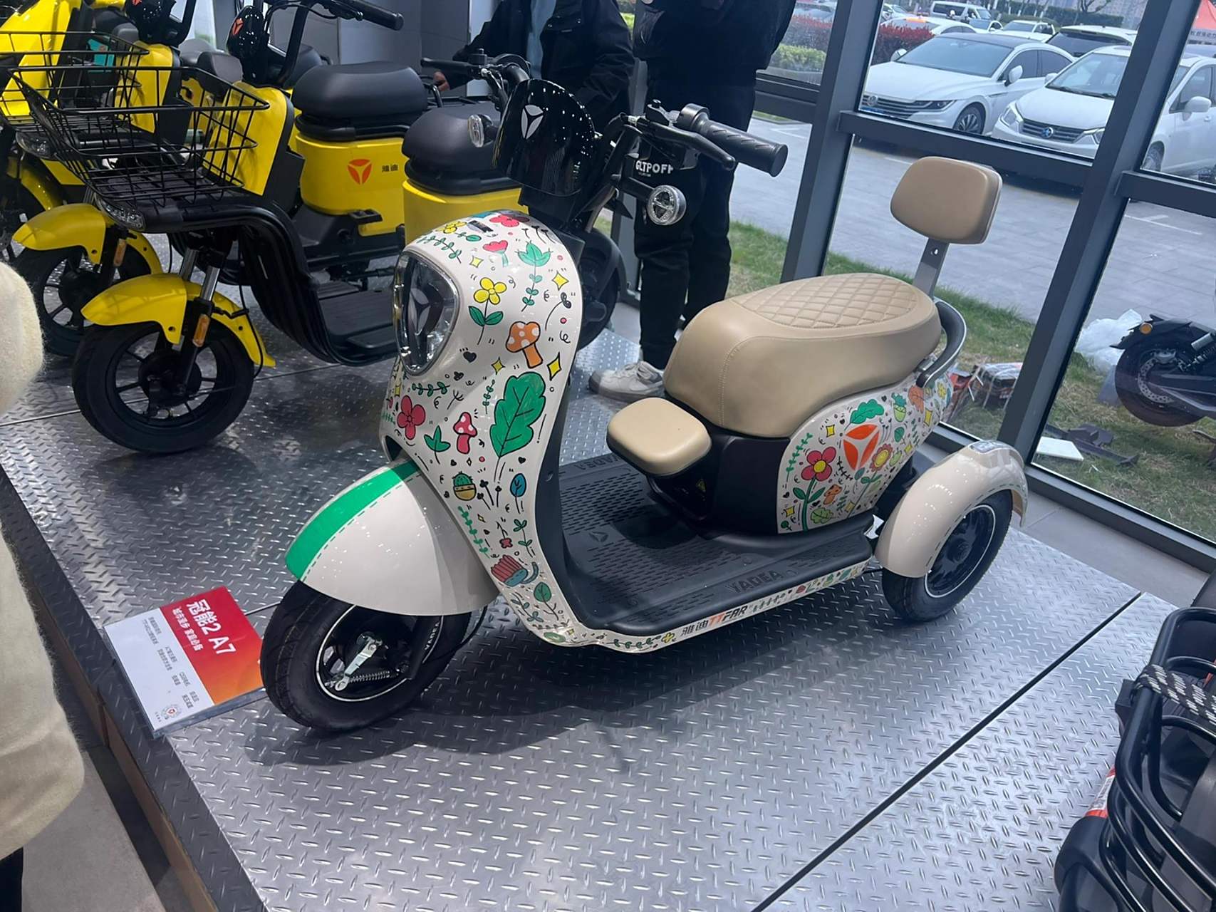 雅迪偏三轮电动车(八嘎) 老年人代步车