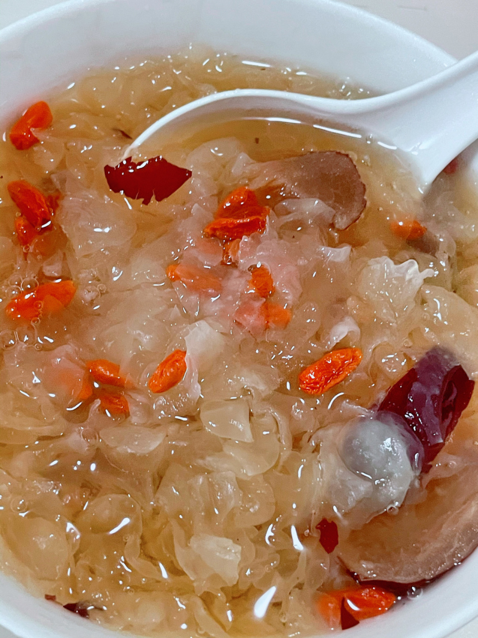 银耳红枣枸杞羹 1,银耳泡发半小时或者1小时都可,清洗干净,然后撕成