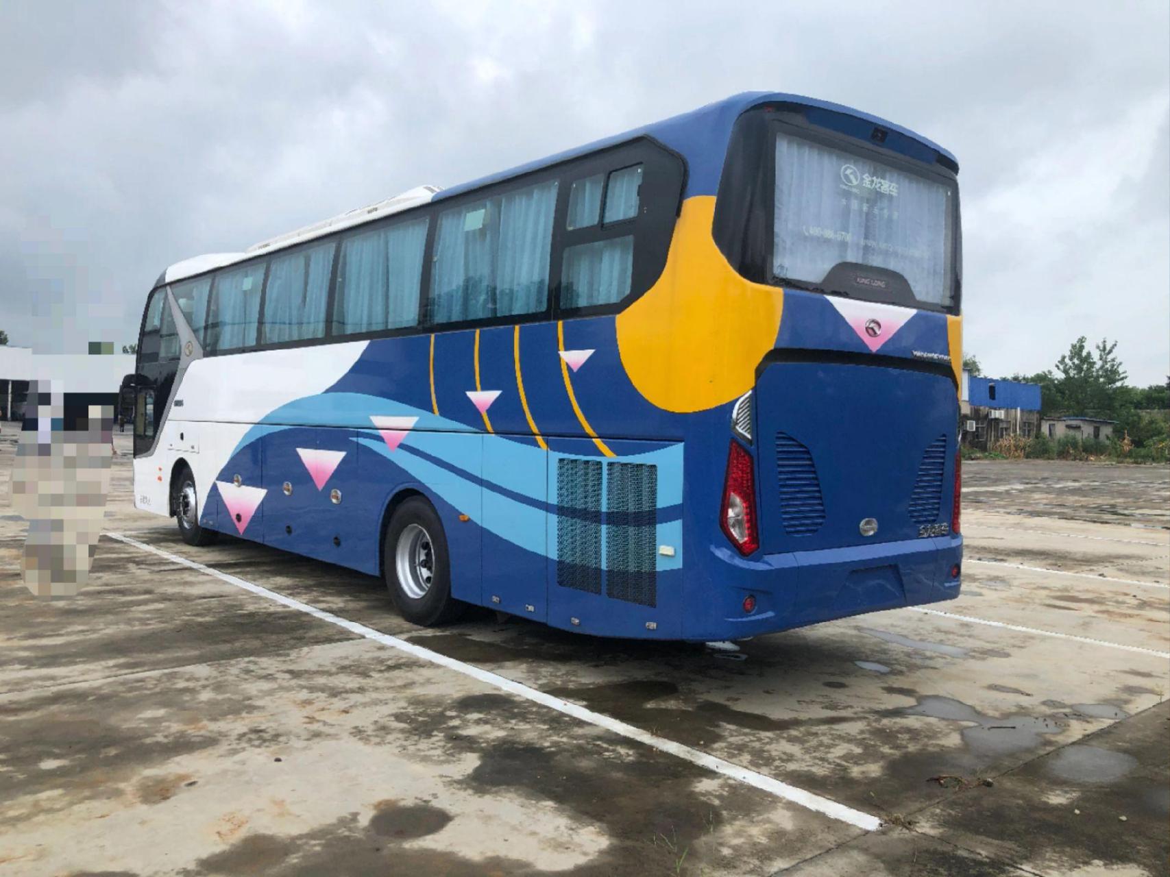 17年46座金龙客车,一层半带司机睡铺,座椅半卧,气囊缓速器,带中门.