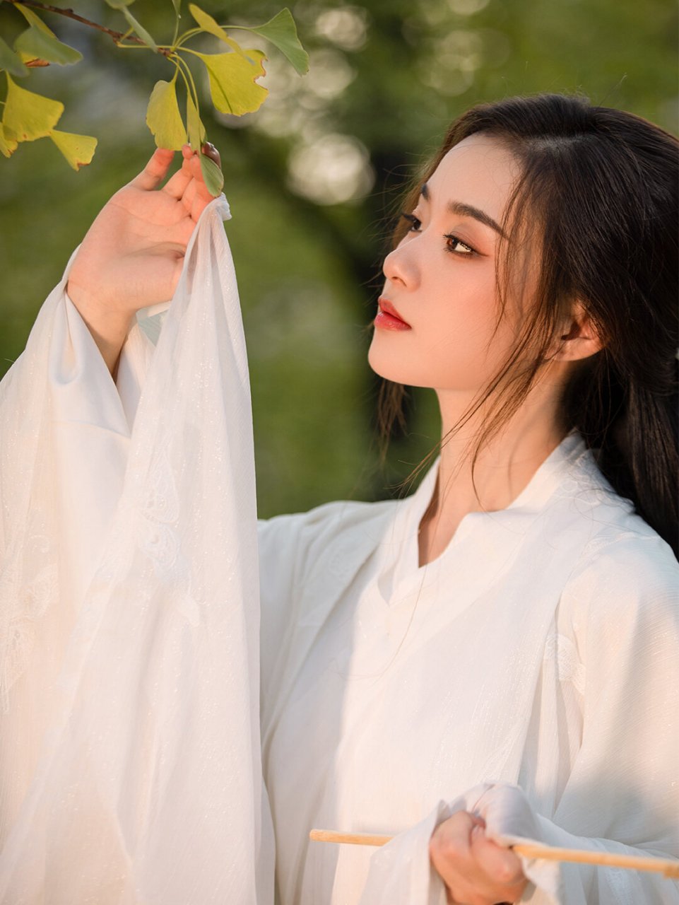穿白色汉服拍银杏超仙气 主题:【杏灵】 银杏搭配白色汉服仙气飘飘