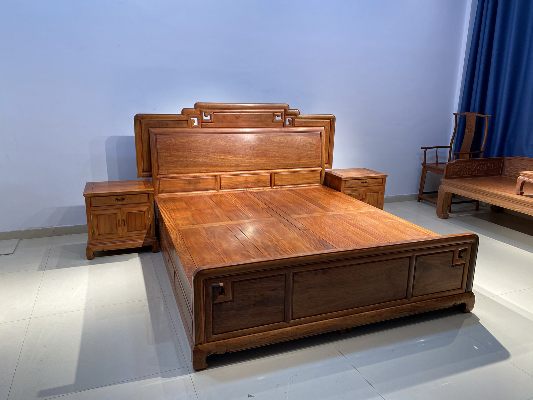 首先乌金木和柬埔寨黑酸枝两种木材它们都不属于国标红木的范畴,它们