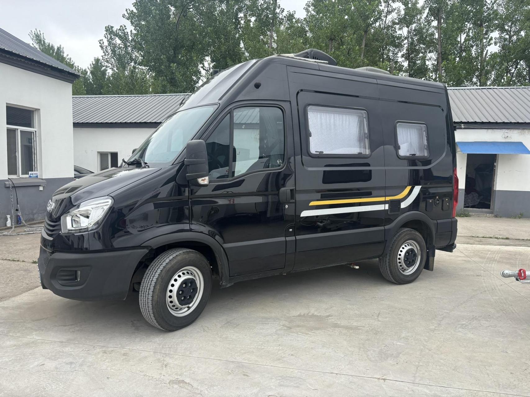 依维柯黑武士欧胜底盘 卫航上装 短轴高顶b型房车,小区车位正好停的下