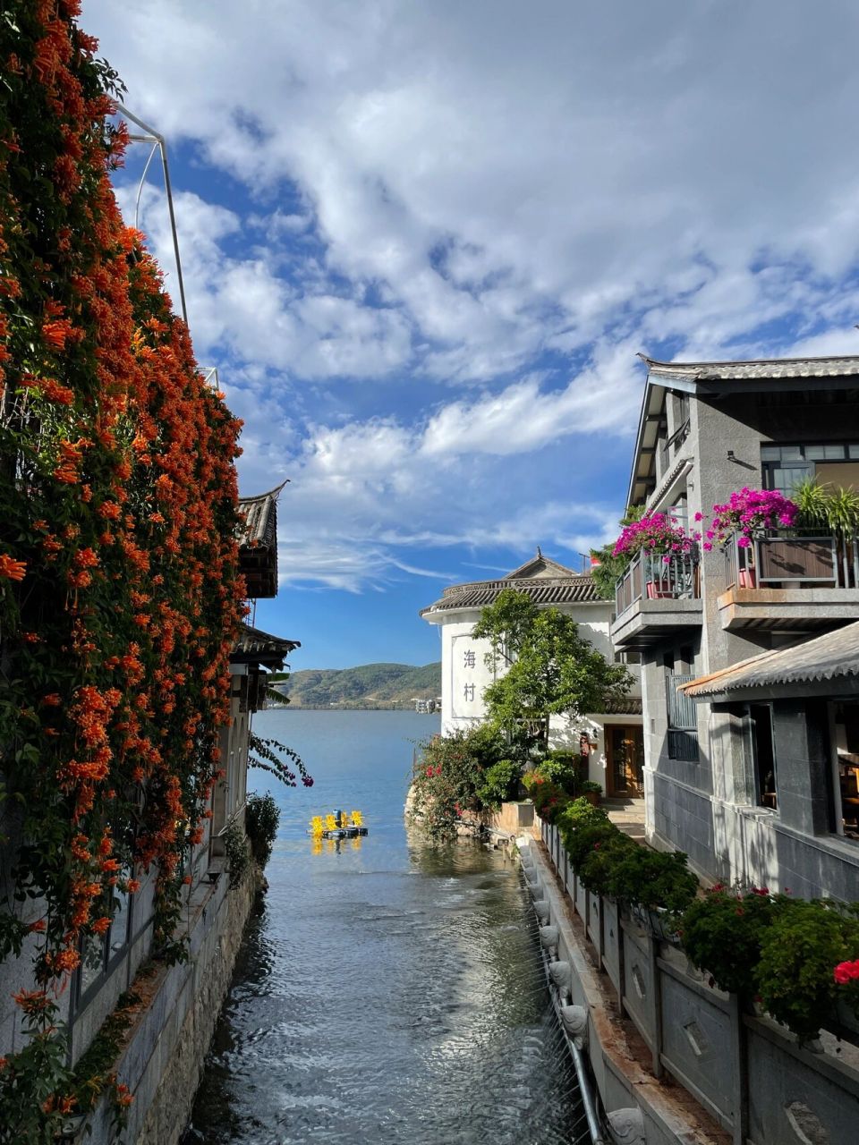 杨丽萍老师的太阳宫和月亮宫在洱海边算是比较出名的打卡地了,穿过