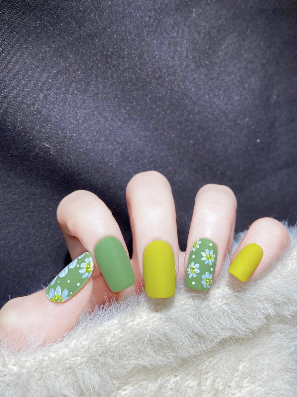 初春小清新|磨砂手绘小雏菊花花美甲教程图 🌼🌼哈喽 姐妹们 这里