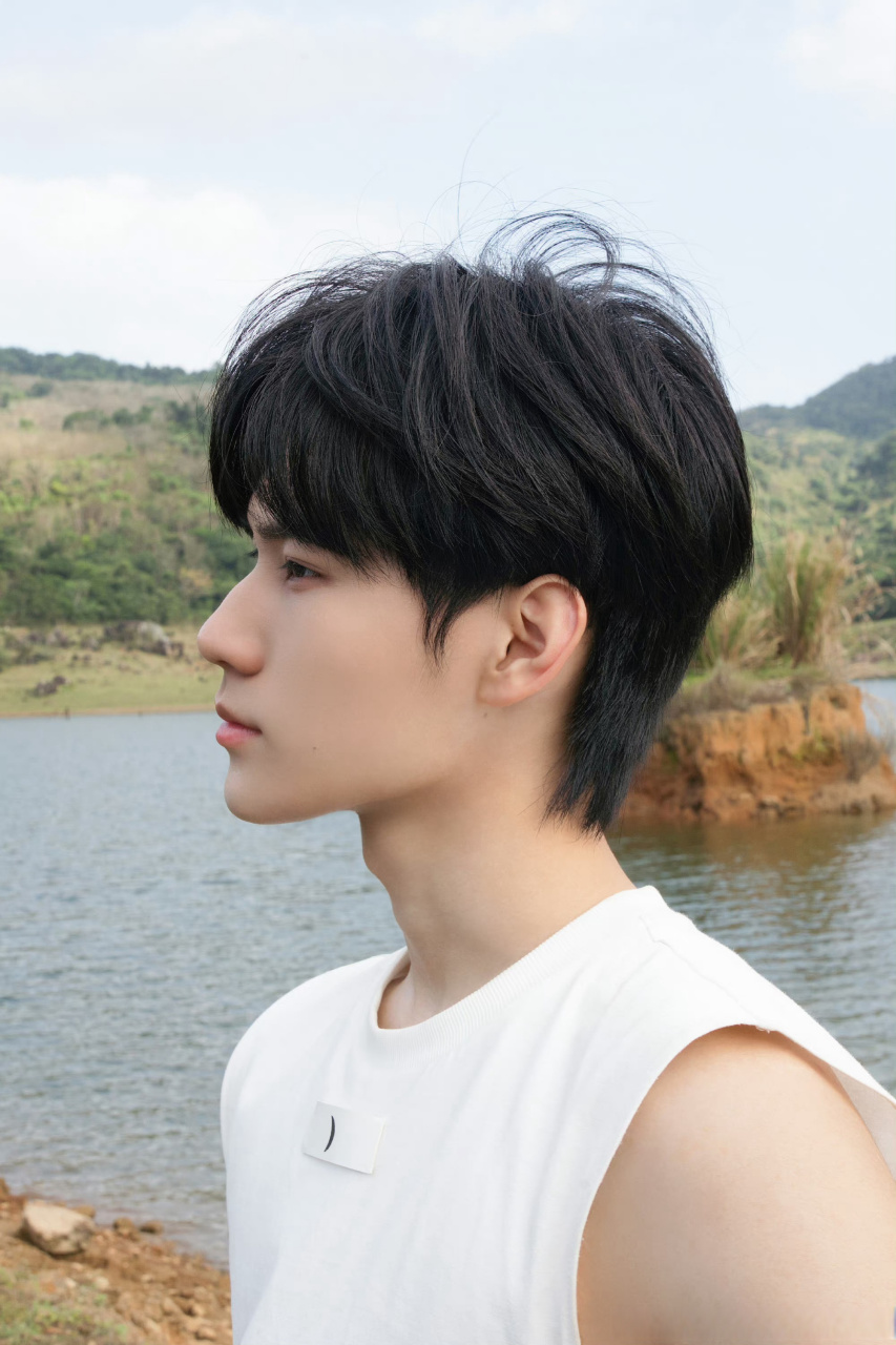 张真源白色无袖造型随拍.