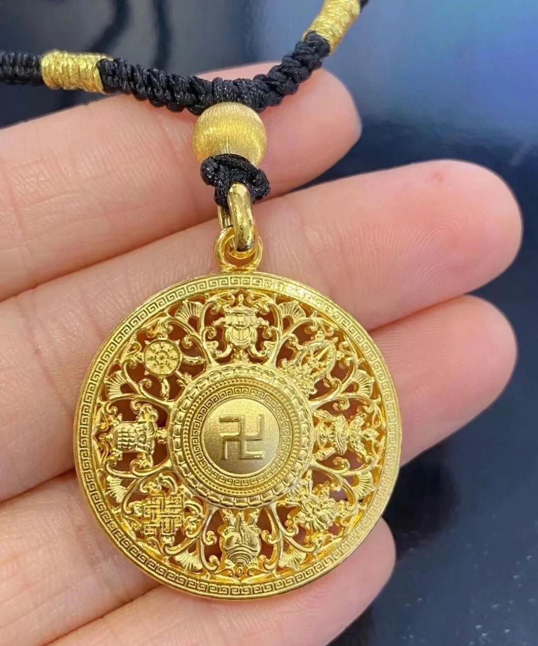 周大福佛头与八宝罗盘 1,佛头寓意:身戴佛头,吃穿不愁,象征着吉祥福 