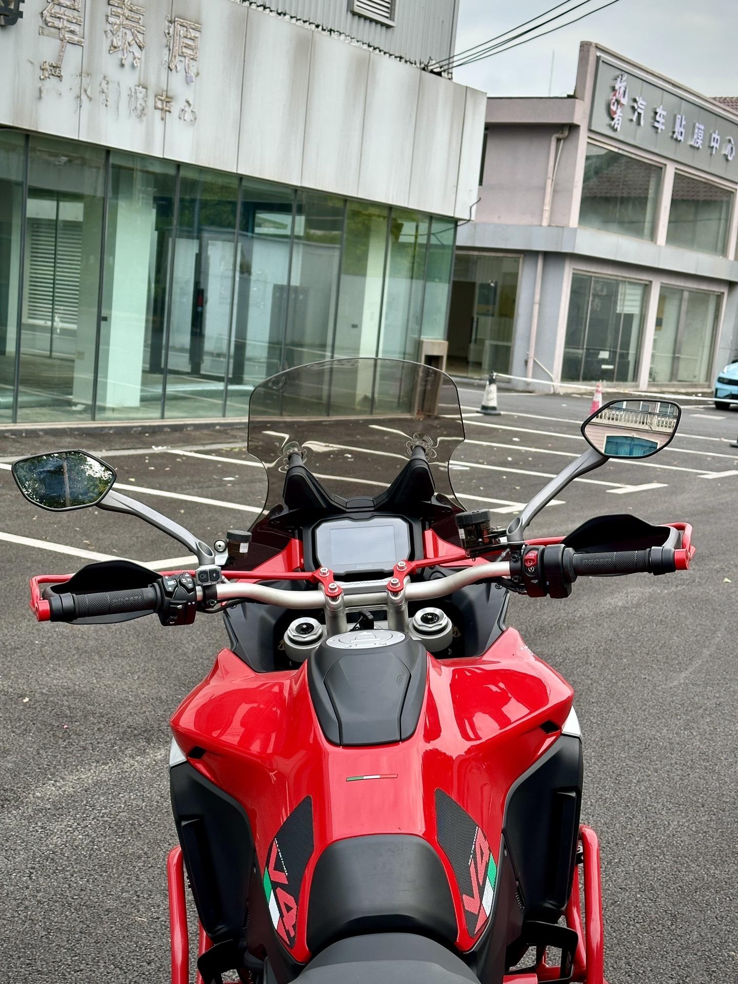 杜卡迪高杜卡迪mts v4 v型四缸1158cc168马力坐高810整备质量244gk