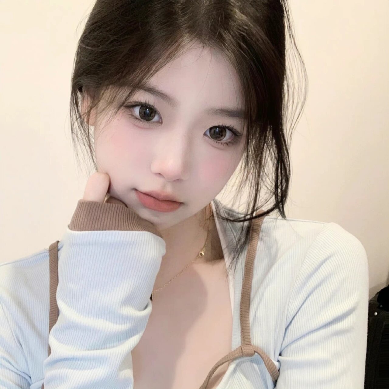 简单干净气质女头像.