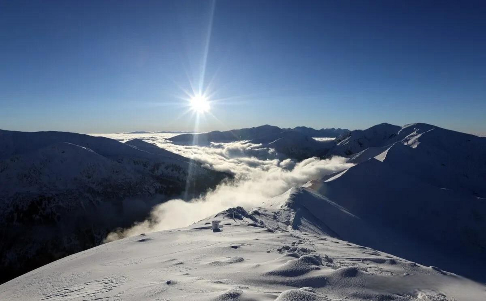 波兰扎科帕内附近塔特拉山脉白雪皑皑 周围被大雾笼罩 当地时间2023年