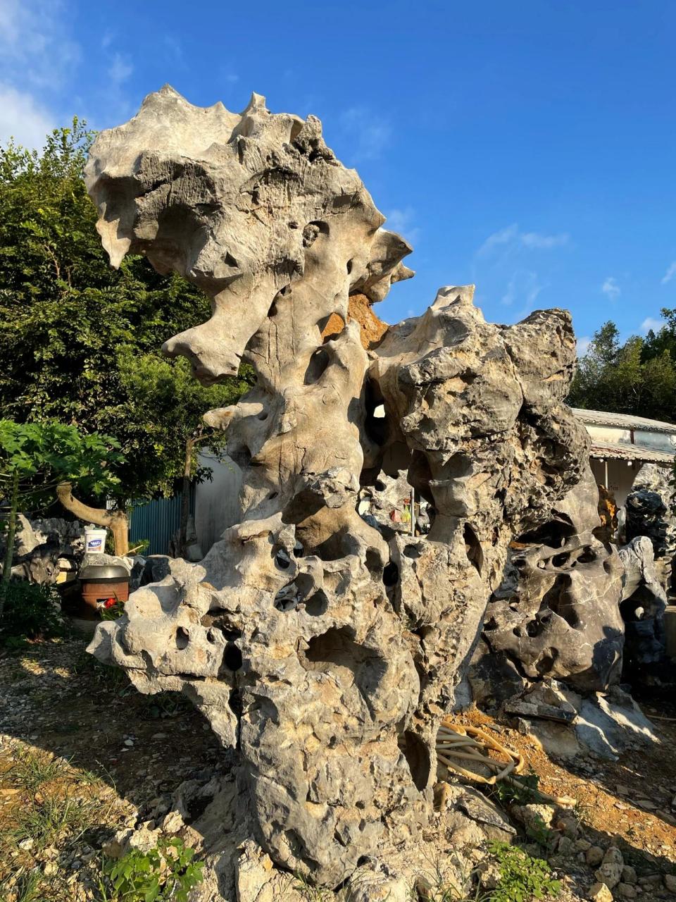 太湖石中国四大园林名石之一 "太湖石"是中国古代著名的四大玩石,奇石