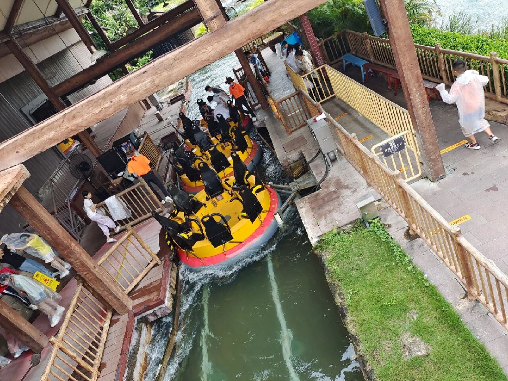 今天在深圳欢乐谷玩,朋友手机落漂流船上了,我们走到出口了,才发现