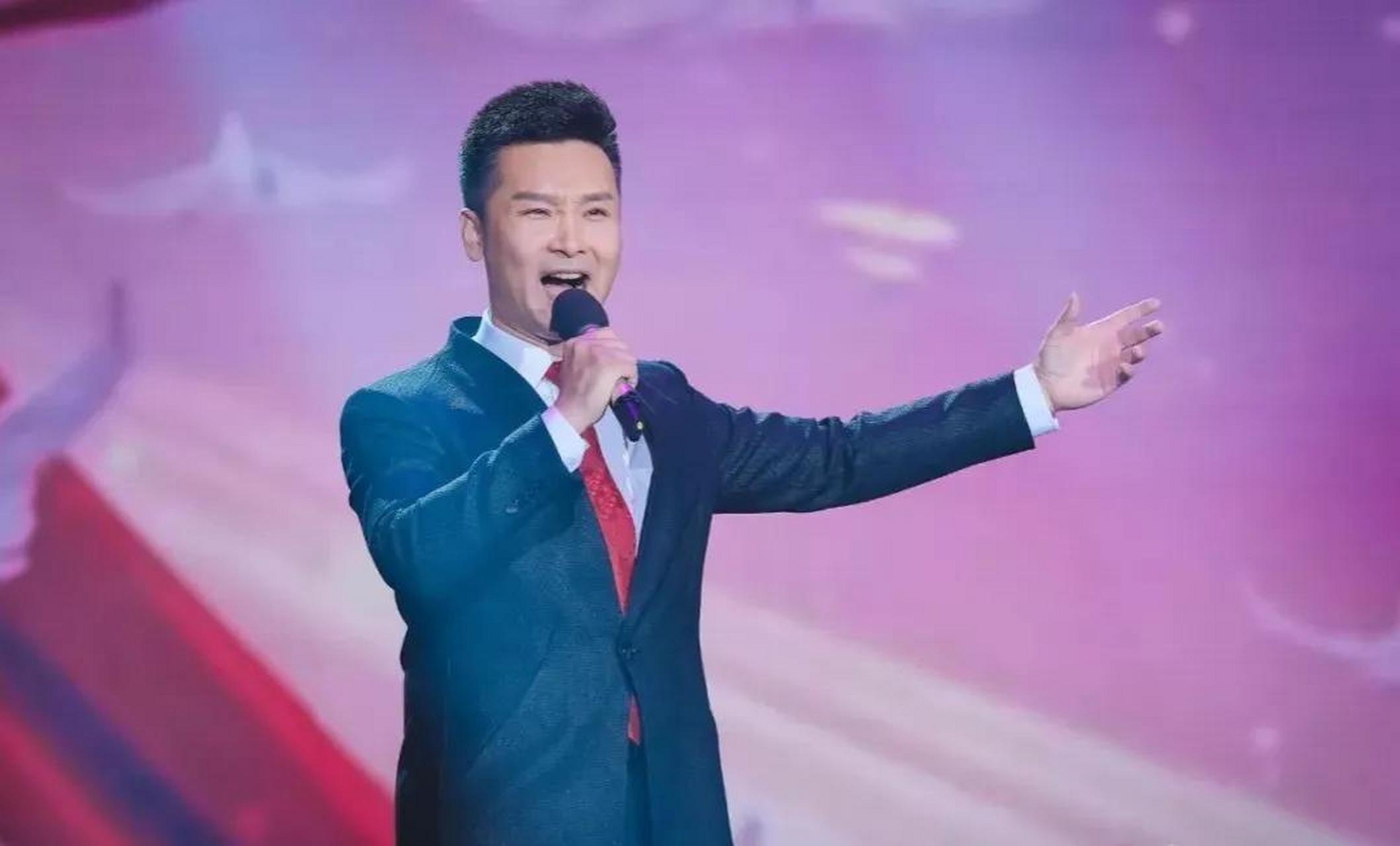 首先,刘和刚是一位国际知名的男高音歌唱家,他在国际演唱界拥有很高