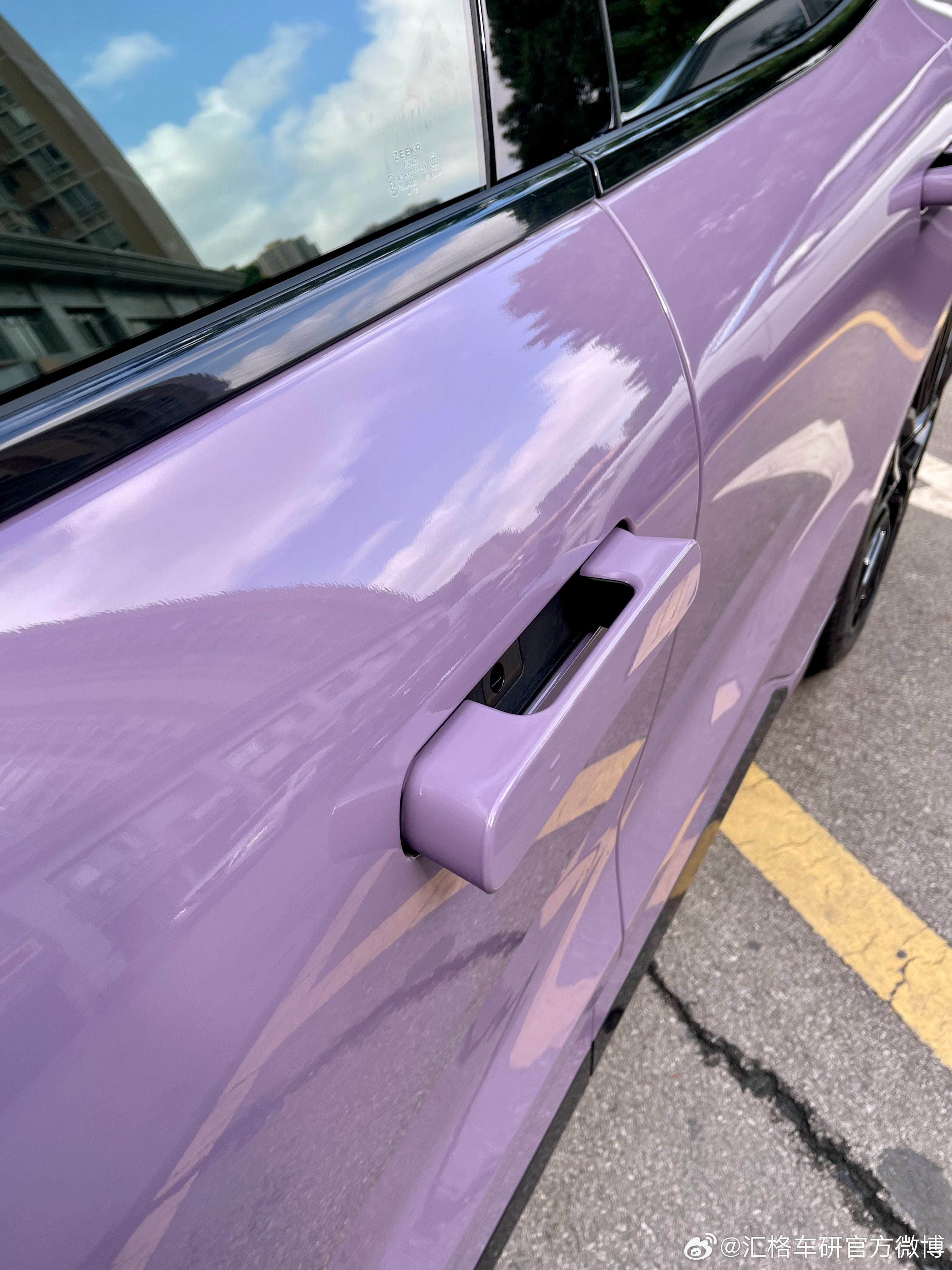 今天又是1台极氪001到店改色丁香紫,它是比较深又带点灰调的紫,和