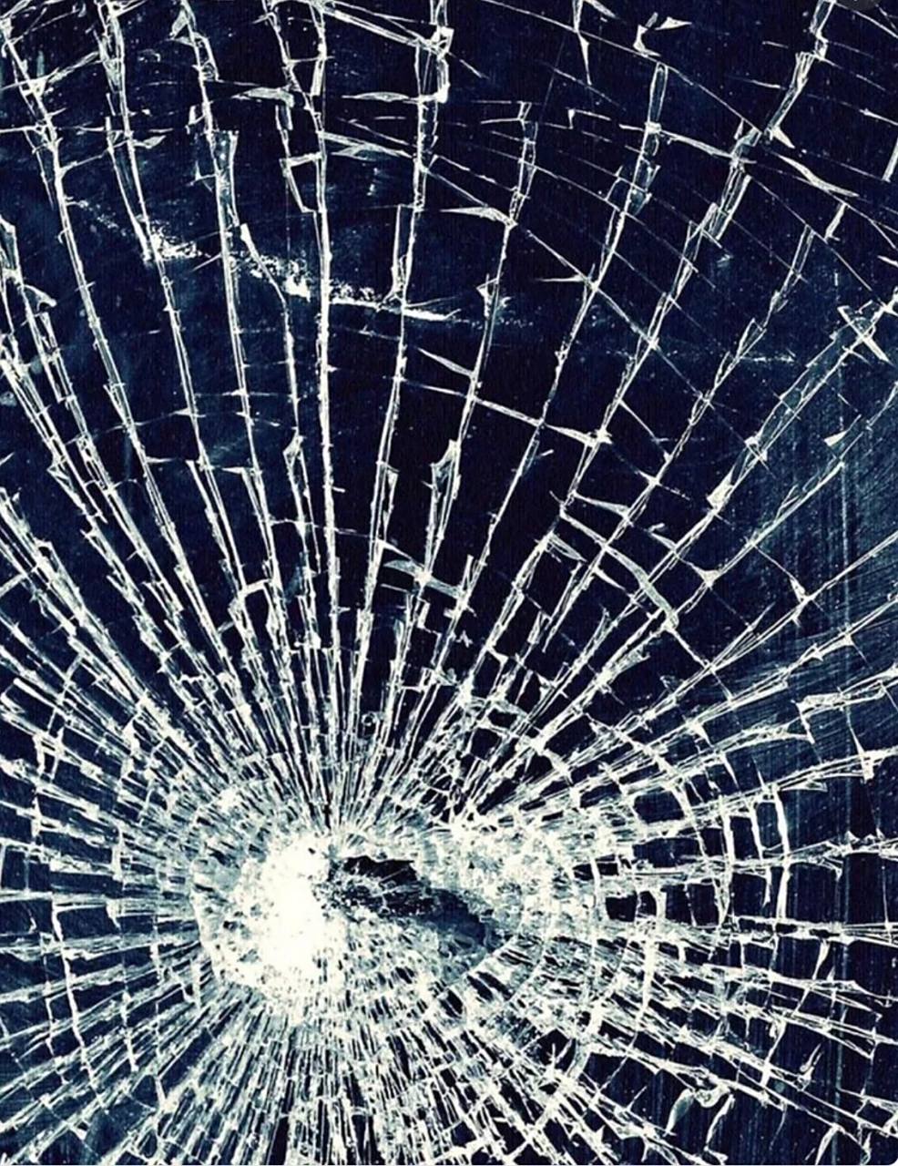 手机屏幕碎了的图片 手机屏幕碎了的图片!