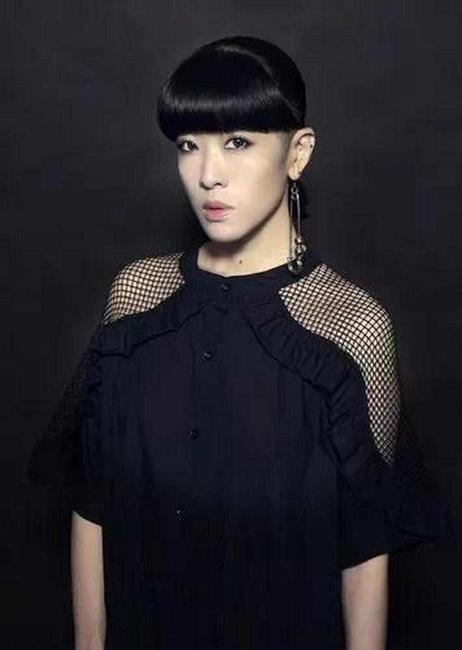 陈珊妮(shanice)是台湾知名的歌手和演员,以其出色的翻唱技巧和音乐