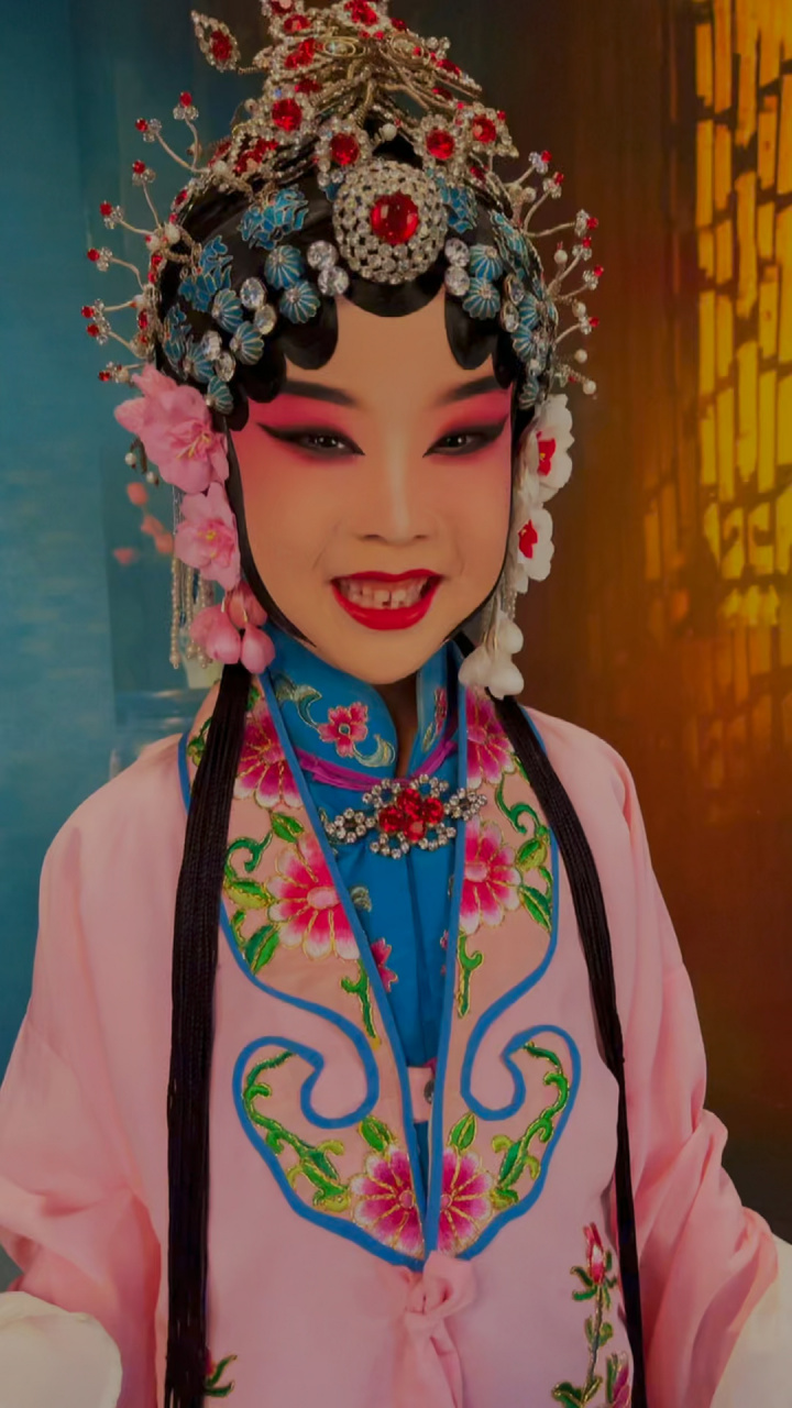 不到6岁小姑娘挑战京剧扮相,太可爱额 华韵京剧摄影