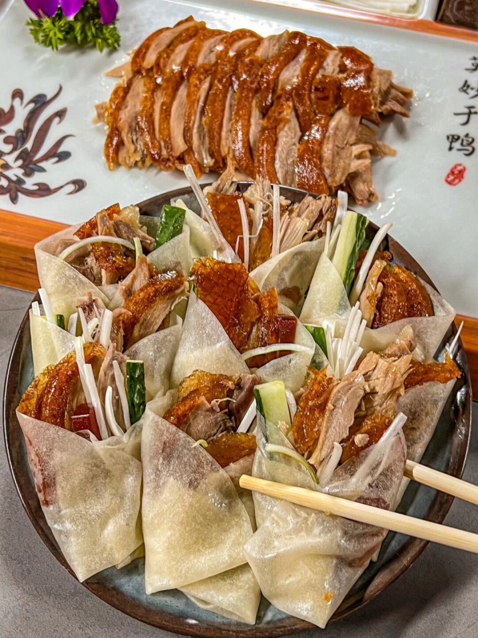 现场烤制现场切片的烤鸭!外皮酥脆,里面嫩到biu汁!