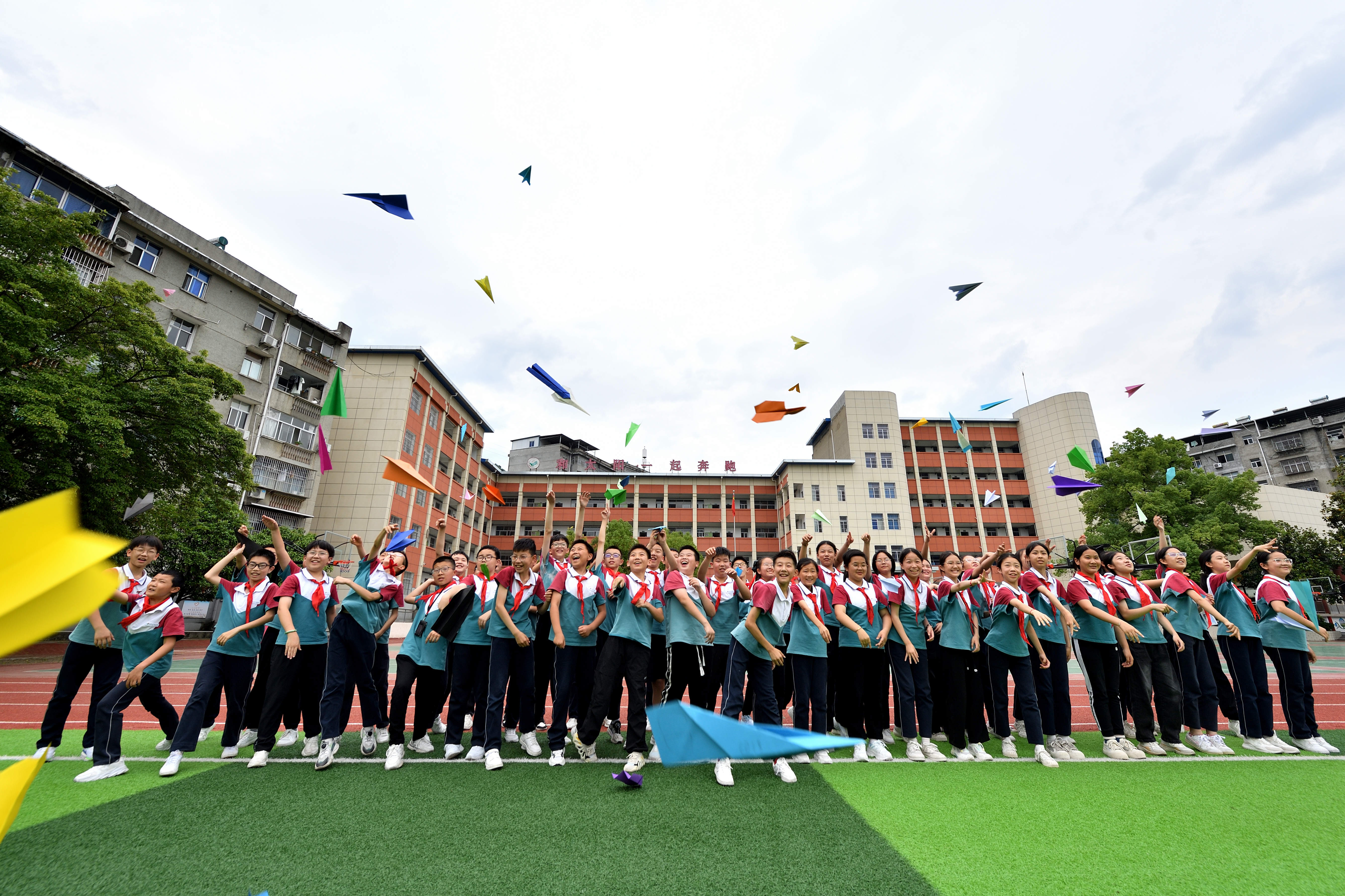 火电厂子弟学校照片一群穿着校服的学生 横图成都2015年华林小学从化