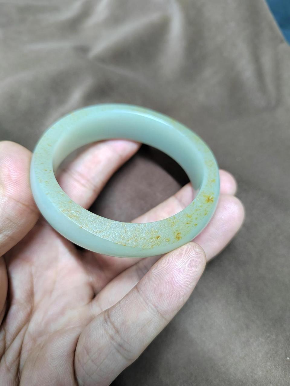 籽料手镯是很多玉友仰望的玉料,籽料手镯也是一种境界,并不是籽料手镯