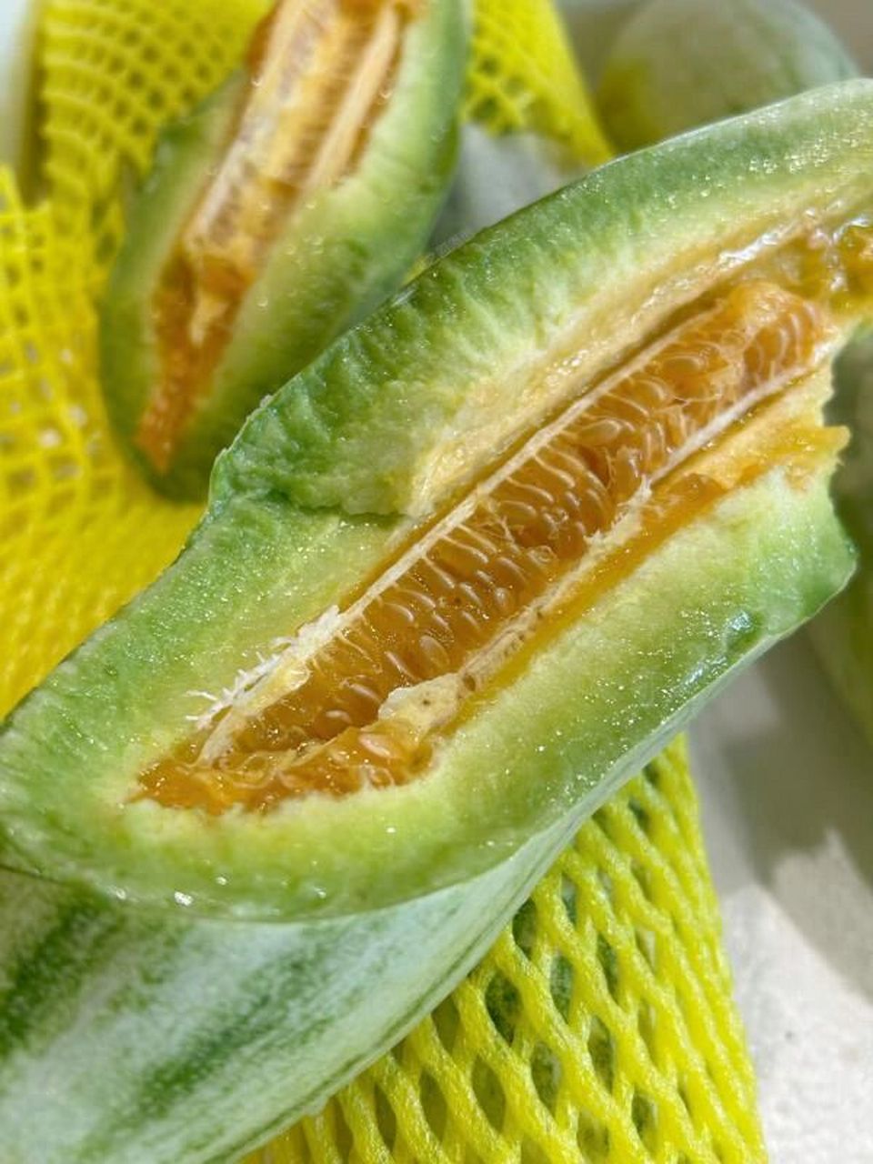 羊角蜜瓜 95皮薄肉厚,脆嫩多汁,甜嫩无渣,果肉脆嫩到轻掰即断,落地