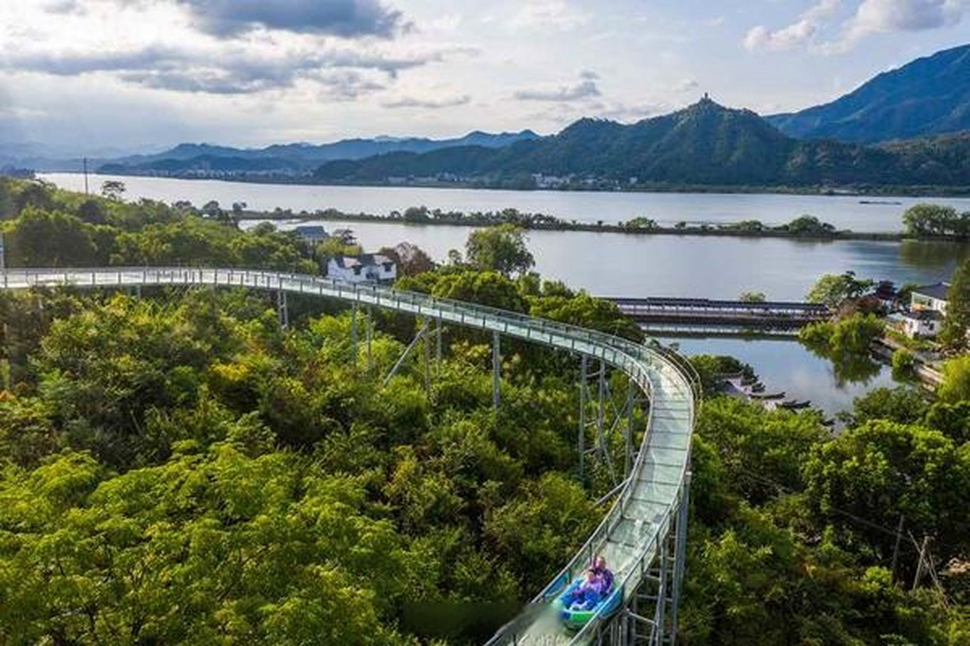 8月19日傍晚,浙江省建德市三都镇三都渔村开启了"看亚运·游建德