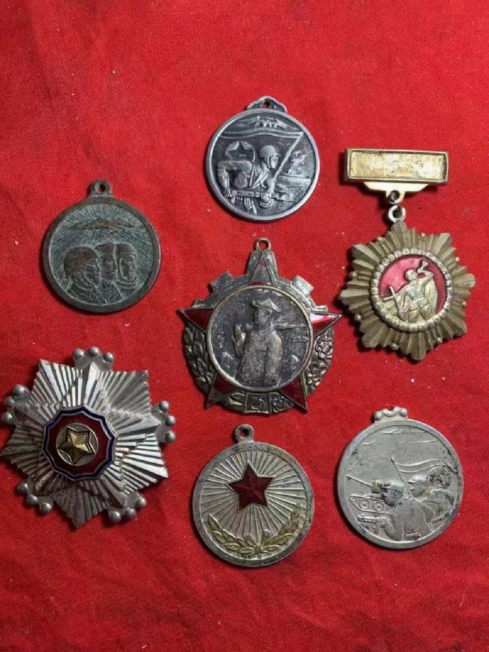 7枚不同种类的抗美援朝战争时期朝鲜人民军颁发给志愿军的军功章,题材